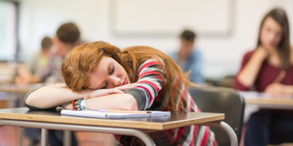 la importancia de dormir bien en el estudiante adolescente